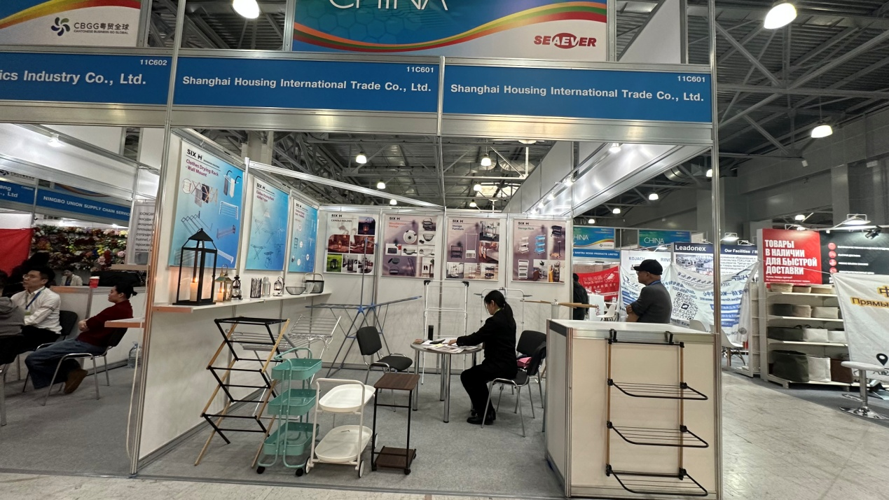 Shanghai Housing booth at 2026 HOUSEHOLD EXPO in Moscow displaying clothes airers and drying racks.png